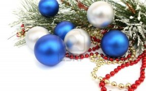 8159204-boules-de-noel-et-sapin-sur-fond-blanc